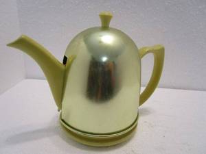 lot 82 image: VINTAGE HALL YELLOW TEA POT WVINTAGE TEA POT INSULATED COZY COVER.