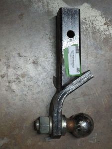 lot 40 image: TRAILER HITCH W 2-516 BALL