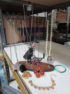 lot 135 image: JEWELRY STAND WITH JEWELRY INCLUDED