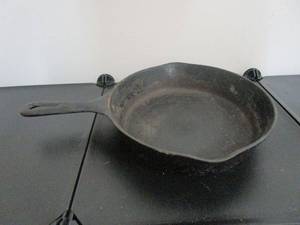 lot 162 image: WAGNER CAST IRON SKILLET , STAMPED WAGNER SIDNEY