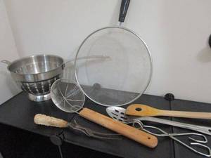 lot 163 image: KITCHEN COOKWARE LOT- REALLY STURDY METAL STRAINER, SPLATTER SCREEN, VINTAGE PICKLE FORK, VARIOUS COOKING ACCESSORIES
