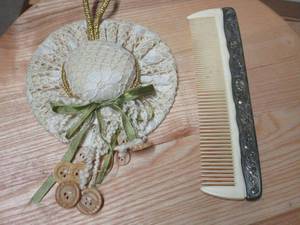 lot 165 image: VINTAGE HEAVY SILVER COMB &amp HANGING CROCHETED DECOR