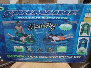 lot 166 image: WATER SPORTS SWIMLINE MANTA RAY DUAL SQUIRTER BATTLE SET IN BOX