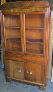 lot 187 image: BEAUTIFUL WOODEN DETAILED HUTCH WITH GLASS DISPLAY DOORS.&nbsp