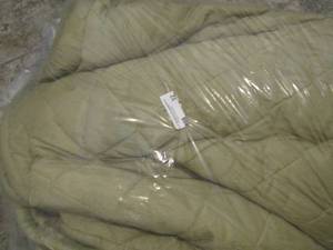 lot 32 image: BED SPREAD QUEEN SIZE   MOSS COLOR