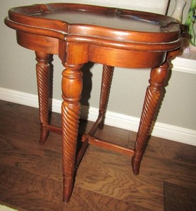 lot 15 image: HEKMAN FURNITURE COMPANY OCCASIONAL TABLE IN TRAY TOP STYLE 28 BY 24 BY 24