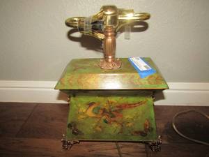 lot 45 image: ACCENT TABLE LAMP W METAL GREEN BASE AND BIRD MOTIF 14 x 10 x 5