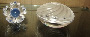 lot 47 image: CRYSTAL TRINKET BOX ROUND 2 12 INCHES AND CRYSTAL FLOWER