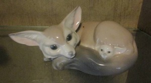 lot 44 image: LLADRO FOX MOM AND KIT 6 BY 3 INCHES