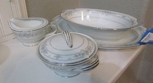 lot 66 image: NORITAKE CHINA 6105 BELLFLEUR A 14 IN SERVING PLATTER, 11IN OBLONG SERVING BOWL CREAMER AND SUGAR BOWL