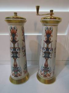 lot 68 image: LENOX SALT AND PEPPER CERAMIC PEPPERMILL SET HAND DECORATED WITH 24K GOLD 7IN HEIGHT