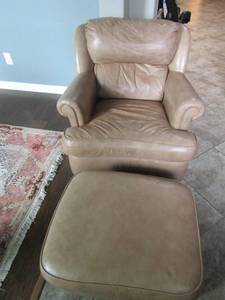 lot 75 image: HANCOCK & MOORE LEATHER FURNITURE CAMEL COLOR CHAIR AND OTTOMAN USA MADE