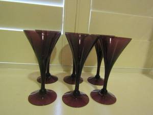 lot 87 image: PURPLE CORDIAL GLASSES 5 14 HEIGHT QTY 6
