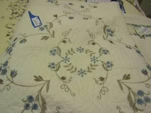 lot 91 image: MARTHA STEWART BED SPREAD QUEEN FLORAL PURPLE AND WHITE