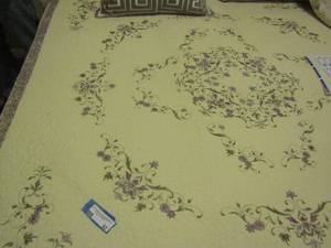 lot 92 image: MARTHA STEWART BED SPREAD QUEEN FLORAL PURPLE AND WHITE