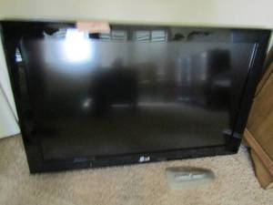 lot 25 image: LG BRAND 32 TV COMES WITH METAL STAND