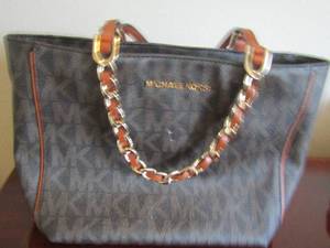 lot 9 image: MICHAEL KORS PURSE
