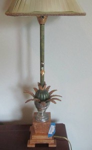 lot 40 image: FREDRIC COOPER PINEAPPLE SOFA TABLE LAMP 32 BY 11 BY 11