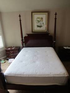 lot 10 image: BAKER FURNITURE 4 POSTER QUEEN BED ORNATE CARVED POST MADE IN USA