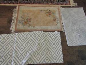 lot 56 image: 3 BATHROOM  RUGS GREY AND WHITE 18 BY 30 AND LIGHT BROWN FLORAL PATTERN RUG 25 BY 38