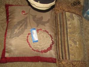 lot 118 image: 2 EMBROIDERED DECORATIVE PILLOWS, APPEAR TO BE SILK