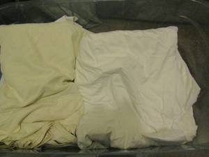 lot 124 image: CLEAR TOTE OF WHITE QUEEN AND KING SHEETS MIXED NO SETS