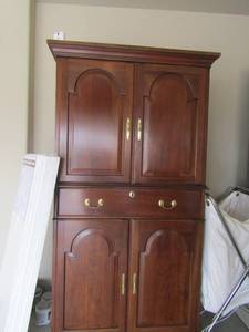 lot 133 image: ENTERTAINMENT CABINET,   DBL DOORS AT TOP AND BOTTOM I MIDDLE DRAWER5 TIER 72 X 25 X 38  (NO CONTENTS)