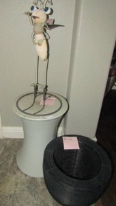 lot 150 image: WIRE PLANTER BLACK 11 X12       CERAMIC PLANT STAND 17 X 12        METAL FROG YARD ART 20 T X 9 112
