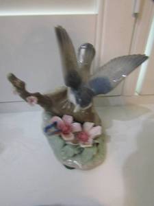 lot 148 image: LLADRO  BIRD WITH FLOWERS 5T X 4 12 IN W