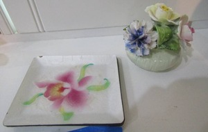 lot 149 image: FLOWER ENAMEL TRAYS  5 X 3  QTY 3 AND RADNOR BONE CHINA ROSES AND CARNATION