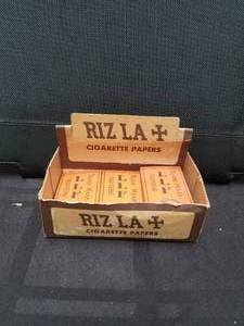 lot 86 image: Vintage Riz La cigarette papers - 7 with box