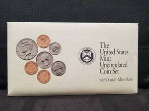 lot 132 image: The United States Mint Uncirculated Coin Set - 1992