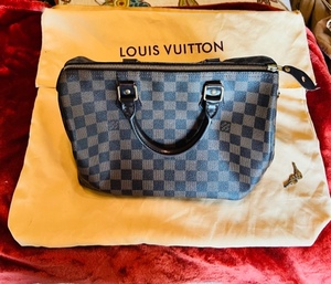 lot 3 image: Louis Vuitton Purse with Key