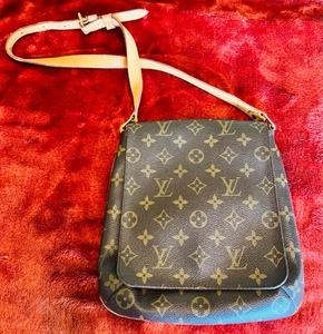 lot 4 image: Louis Vuitton - Crossbody Bag