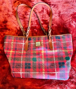 lot 18 image: Dooney & Bourke Handbag