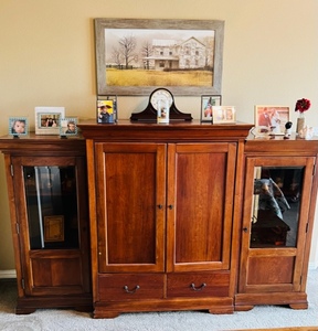 lot 54 image: Vintage TV Curio Cabinet Set - 3 Pieces - 43x53x25 with Two 23x54x21