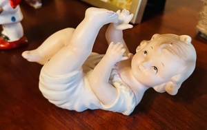 lot 63 image: Vintage Ceramic Piano Baby Figurine U5649