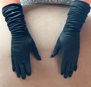 lot 124 image: Vintage Black Ball Room Evening Gloves