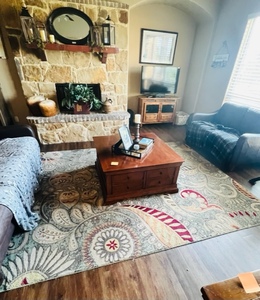 lot 151 image: 10x8 Area Rug