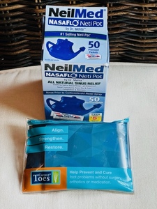 lot 182 image: Lot of 2 - NeilMed Nasal Flo Neti Pot & Toe Alignment Brace