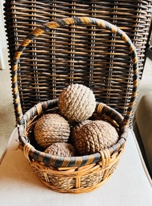lot 184 image: Decorative Wicker Basket with 5 Thatch Balls