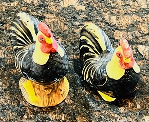 lot 193 image: Sakura Delect Hand Painted Rooster & Chicken Salt & Pepper Shakers