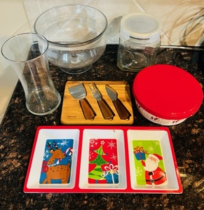 lot 198 image: 6 Piece Lot Party Accessory & Glassware