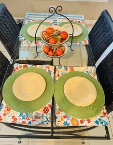 lot 208 image: 4 Piece Plate Setting w2 tier Fruit Bowl Center Piece (table not included)