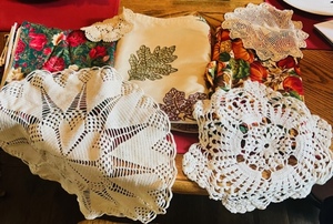 lot 250 image: 3 Table Runners & Crochet Dollies