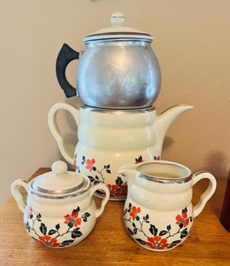 lot 257 image: Vintage Halls Kitchenware  Tea Brewer wCreamer & Sugar Bowl