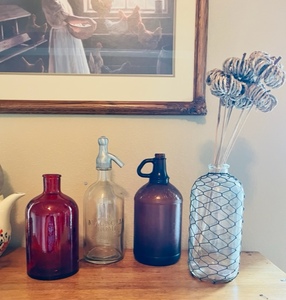 lot 258 image: Lot of 4 - Glass Magnolia Home Seltzer  Clorox Jug  Red Jug  Glass Vase wChicken Wire
