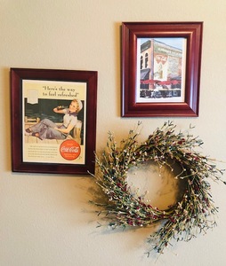 lot 274 image: Framed Original Coca-Cola Advertisement & Decorative Wreath