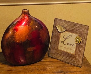 lot 278 image: Love Magnetic Board & Beautiful Vase