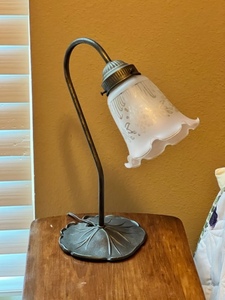 lot 302 image: Vintage Brass Lily Pad lamp
